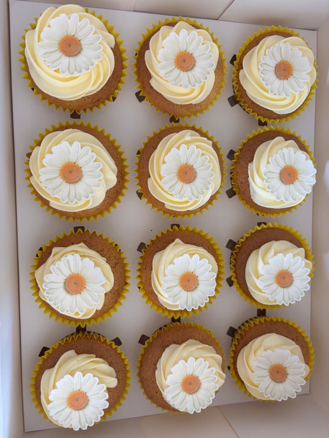 Daisy cupcakes by SDL Catering
